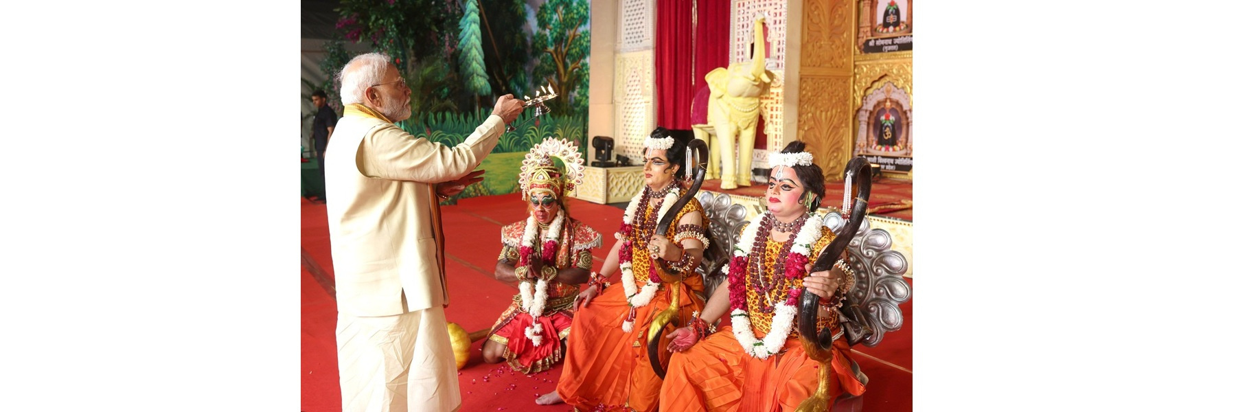 प्रधानमंत्री ने दिल्ली के आईपी एक्सटेंशन स्थित डीडीए उत्सव ग्राउंड में 'श्री रामलीला कमिटी इंद्रप्रस्थ (पंजीकृत)' द्वारा आयोजित विजयादशमी समारोह में भाग लिया।