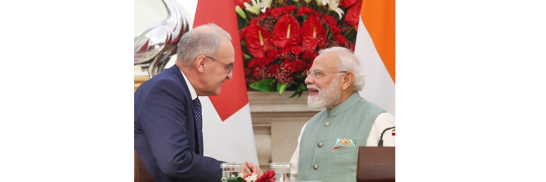 प्रधानमंत्री और स्विस परिसंघ के राष्ट्रपति, श्री गाइ परमेलिन, नई दिल्ली के हैदराबाद हाउस में संयुक्त प्रेस वार्ता में शामिल हुए।