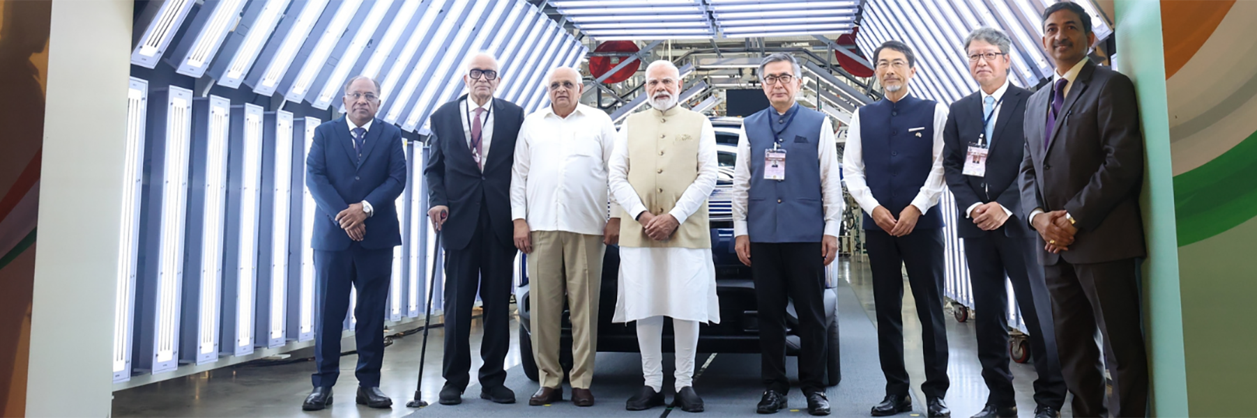 गुजरात के हंसलपुर में हरित गतिशीलता पहल के शुभारंभ के अवसर पर समूह फोटो में प्रधानमंत्री