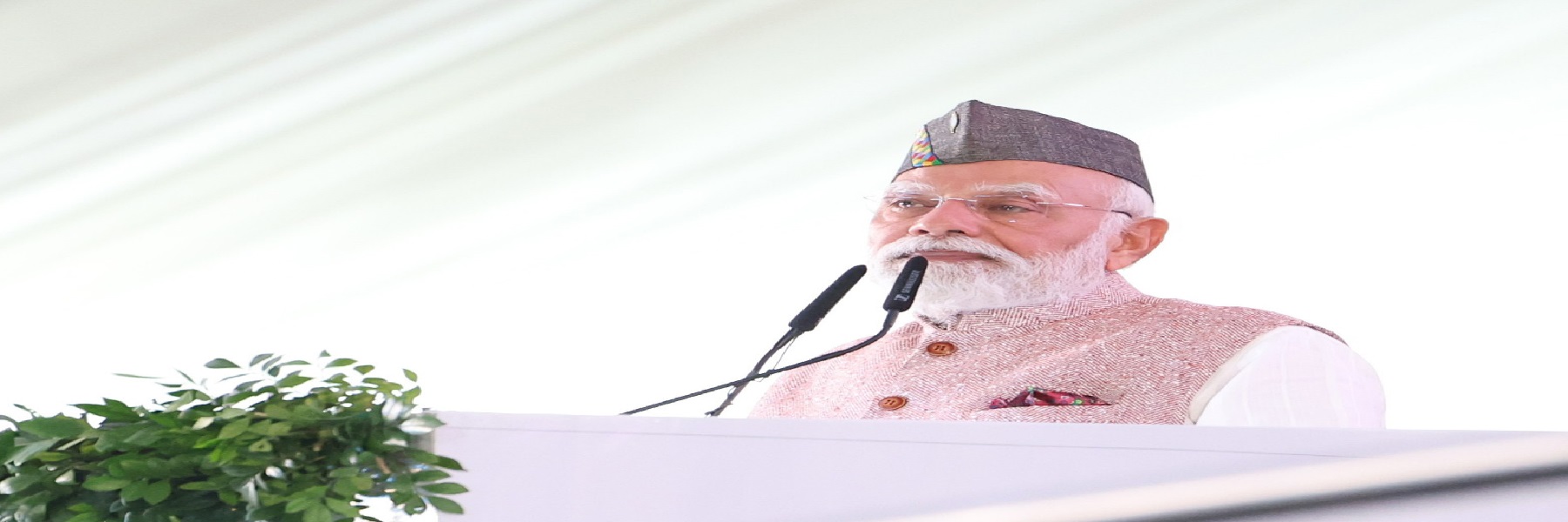 प्रधानमंत्री उत्तराखंड के देहरादून में उत्तराखंड राज्य के गठन की रजत जयंती समारोह के अवसर पर आयोजित कार्यक्रम को संबोधित करते हुए।