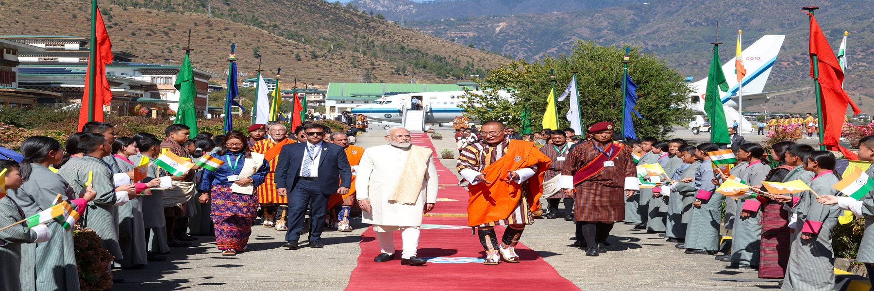 भूटान के प्रधानमंत्री श्री शेरिंग तोबगे द्वारा प्रधानमंत्री का भूटान हवाई अड्डे पर स्वागत किया गया।