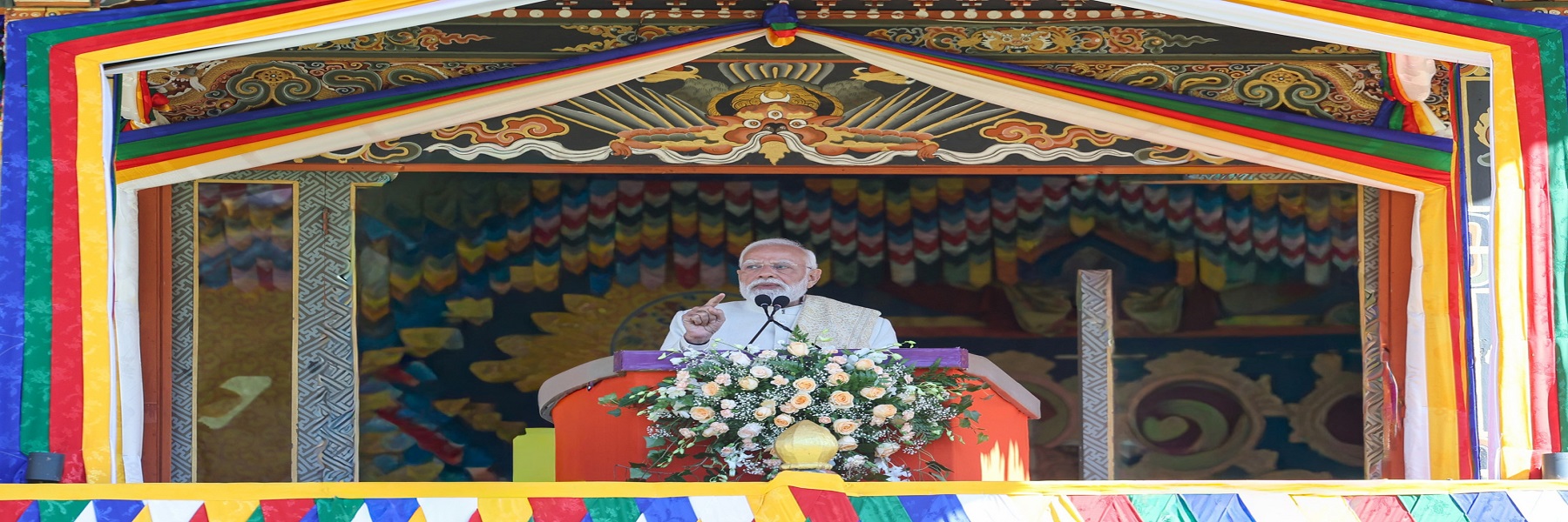 प्रधानमंत्री भूटान के थिम्पू में चांगलीमेथांग उत्सव मैदान में महामहिम चतुर्थ ड्रुक ग्यालपो की 70वीं जयंती मनाने के कार्यक्रम को संबोधित करते हुए