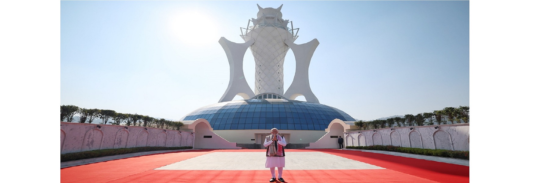 प्रधानमंत्री ने गुवाहाटी के बोरागांव में स्वाहिद स्मारक क्षेत्र में पुष्पांजलि अर्पित की