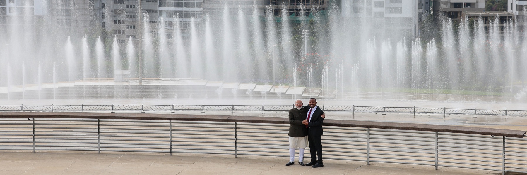 प्रधानमंत्री ने इथियोपिया के प्रधानमंत्री डॉ. अबी अहमद अली के साथ अदीस अबाबा में फ्रेंडशिप पार्क और फ्रेंडशिप स्क्वायर का दौरा किया।