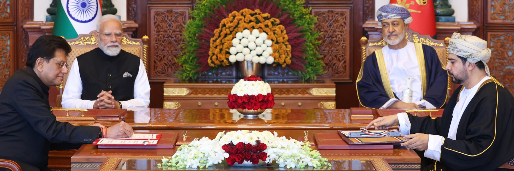 प्रधानमंत्री और महामहिम सुल्तान हैथम बिन तारिक ओमान के मस्कट में भारत और ओमान के बीच समझौता ज्ञापनों के आदान-प्रदान के साक्षी बने।