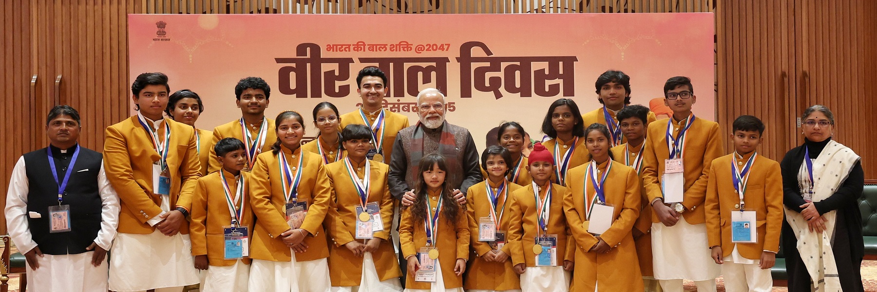 प्रधानमंत्री श्री नरेन्द्र मोदी नई दिल्ली में प्रधानमंत्री राष्ट्रीय बाल पुरस्कार 2025 के विजेताओं के साथ एक ग्रुप फोटो में।