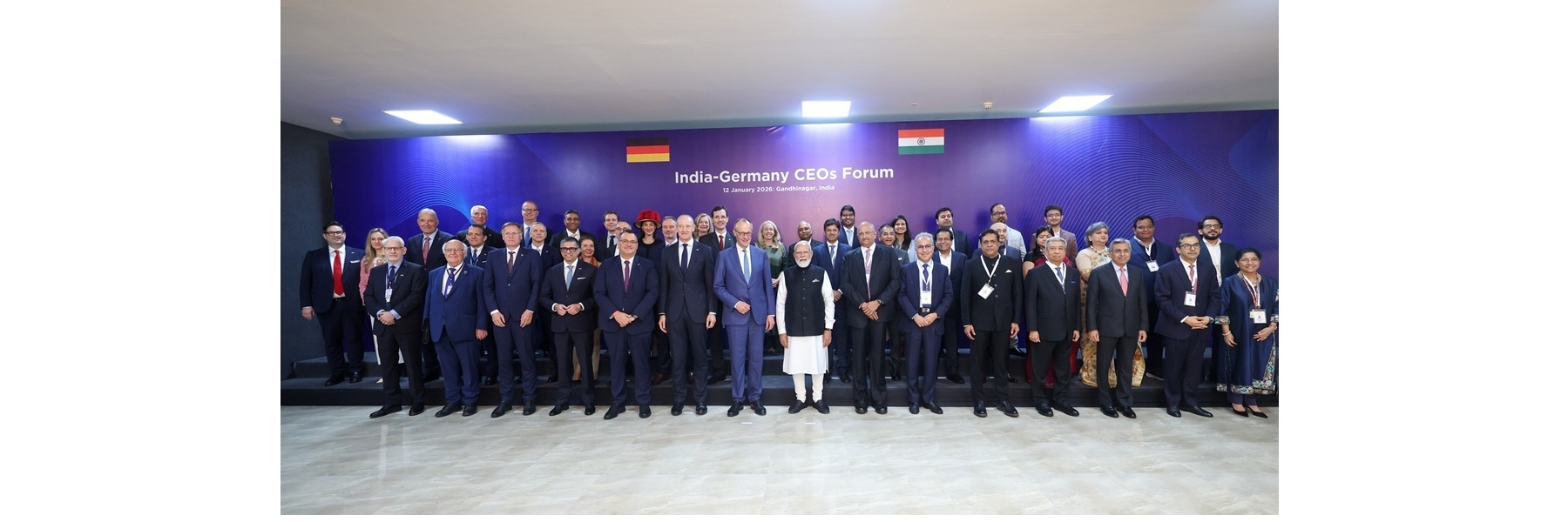 प्रधानमंत्री ने गुजरात के अहमदाबाद में आयोजित भारत–जर्मनी सीईओ फ़ोरम में जर्मनी के चांसलर श्री फ़्रेडरिख़ मर्ज़ के साथ समूह चित्र में हिस्सा लिया