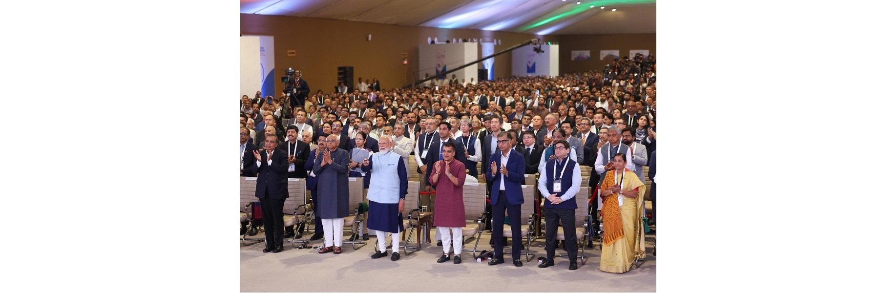 प्रधानमंत्री श्री नरेन्द्र मोदी ने गुजरात के राजकोट में आयोजित वाइब्रेंट गुजरात रीजनल कॉन्फ्रेंस के उद्घाटन समारोह के दौरान गुजरात के सात जिलों में 13 नए स्मार्ट इंडस्ट्रियल एस्टेट्स का उद्घाटन किया।