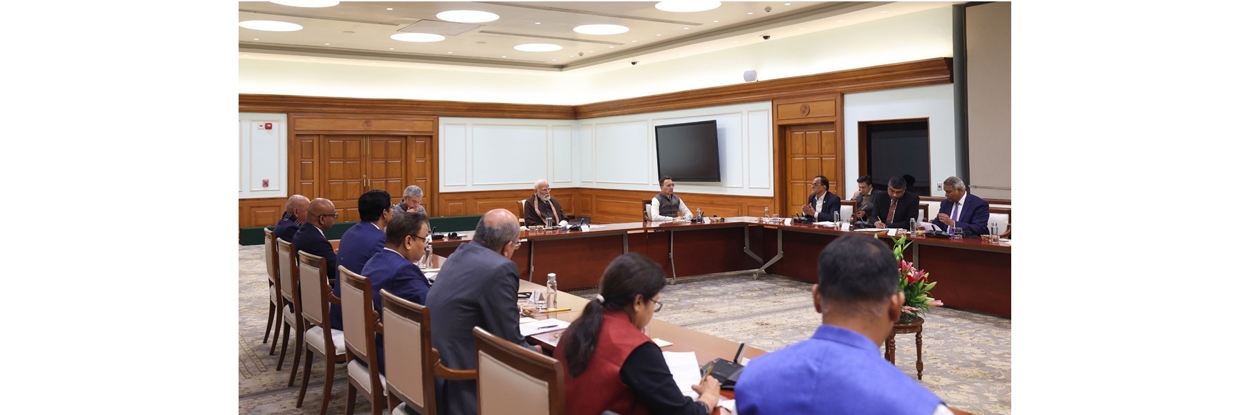 29 जनवरी, 2026 को नई दिल्ली में एआई इकोसिस्टम कंपनियों और शिक्षाविदों के साथ राउंडटेबल की अध्यक्षता करते हुए प्रधानमंत्री।