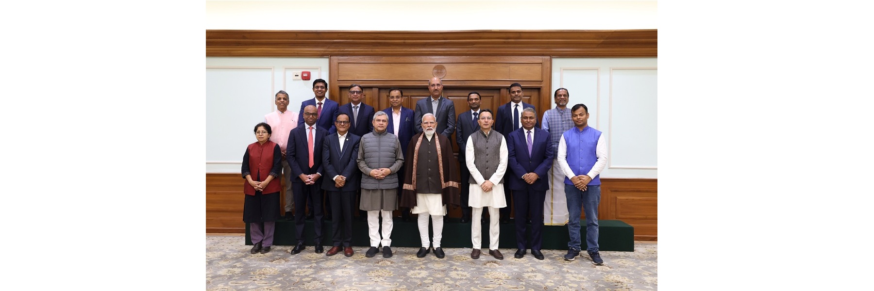 नई दिल्ली में एआई इकोसिस्टम कंपनियों और शिक्षाविदों के साथ समूह चित्र में प्रधानमंत्री।