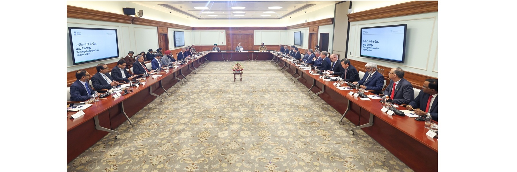 नई दिल्ली में 7, लोक कल्याण मार्ग स्थित अपने आवास पर इंडिया एनर्जी वीक (IEW) 2026 के तहत वैश्विक ऊर्जा क्षेत्र के सीईओ से प्रधानमंत्री ने बातचीत की।