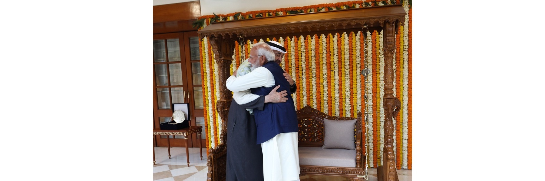 प्रधान मंत्री नई दिल्ली के 7, लोक कल्याण मार्ग पर संयुक्त अरब अमीरात के राष्ट्रपति शेख मोहम्मद बिन ज़ायद अल नाहयान से मिलते हैं।