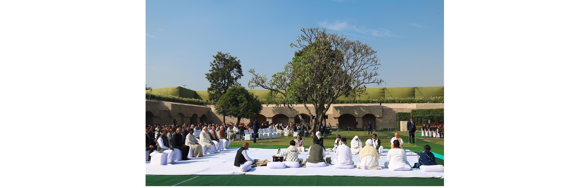 प्रधानमंत्री ने दिल्ली के राजघाट में शहीद दिवस के अवसर पर महात्मा गांधी की समाधि पर आयोजित सर्वधर्म प्रार्थना सभा में भाग लिया।