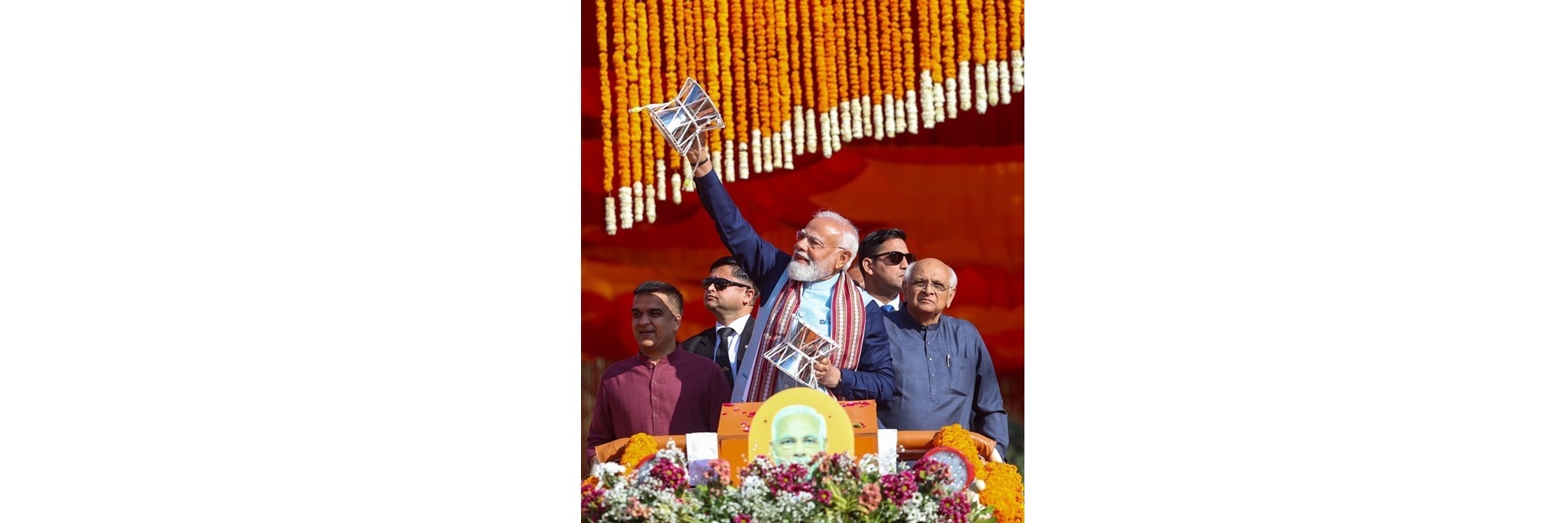 प्रधानमंत्री श्री नरेन्द्र मोदी ने गुजरात में सोमनाथ स्वाभिमान पर्व के तहत आयोजित एक प्रतीकात्मक जुलूस 'शौर्य यात्रा' में हिस्सा लिया।