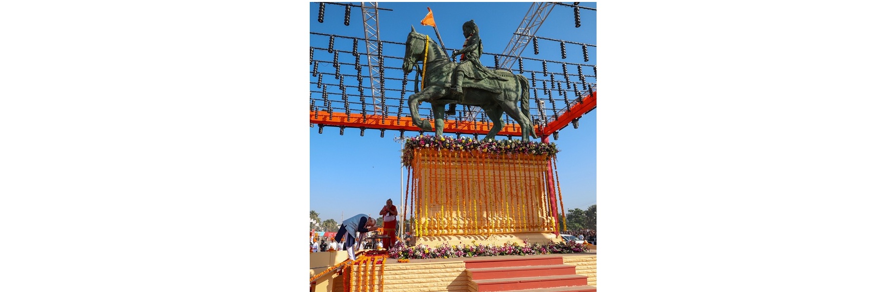 प्रधानमंत्री श्री नरेन्द्र मोदी ने गुजरात में हमीरजी गोहिल और वेगड़जी भील को श्रद्धांजलि अर्पित की।