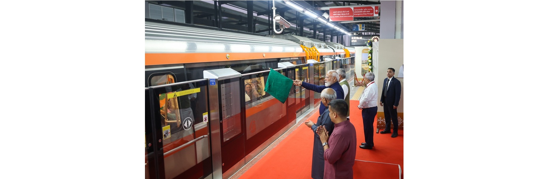 प्रधानमंत्री श्री नरेन्द्र मोदी ने गुजरात में अहमदाबाद मेट्रो रेल परियोजना के चरण-2 के अंतिम खंड का उद्घाटन किया, जो सेक्टर 10ए से महात्मा मंदिर को जोड़ता है।