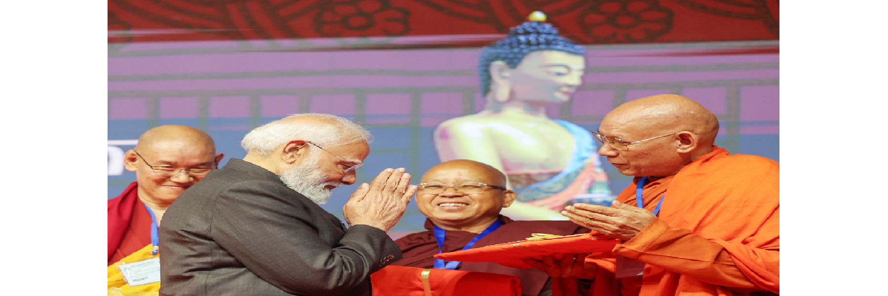 प्रधानमंत्री ने नई दिल्ली के राय पिथोरा सांस्कृतिक परिसर में भगवान बुद्ध से संबंधित पवित्र पिपरावा अवशेषों की भव्य अंतर्राष्ट्रीय प्रदर्शनी का उद्घाटन किया।