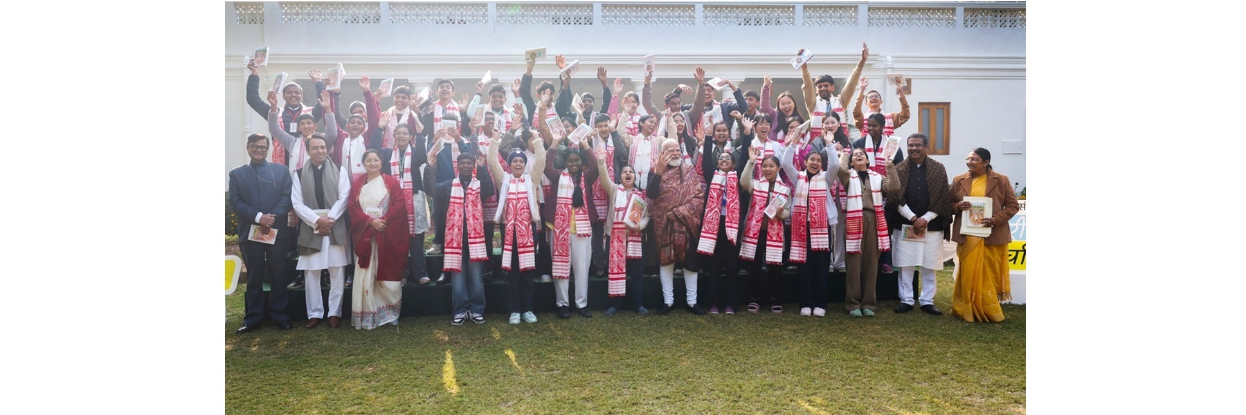 नई दिल्ली के 7, लोक कल्याण मार्ग पर *परीक्षा पे चर्चा 2026* के 9वें संस्करण के दौरान प्रधानमंत्री छात्रों के साथ समूह फोटो में।