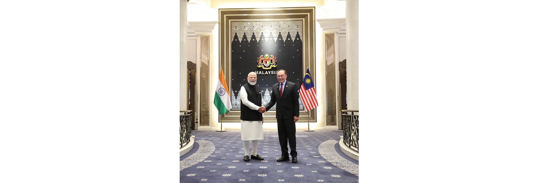 प्रधानमंत्री मलेशिया के प्रधानमंत्री श्री अनवर इब्राहिम से मलेशिया के कुआलालंपुर में मुलाकात करते हुए।