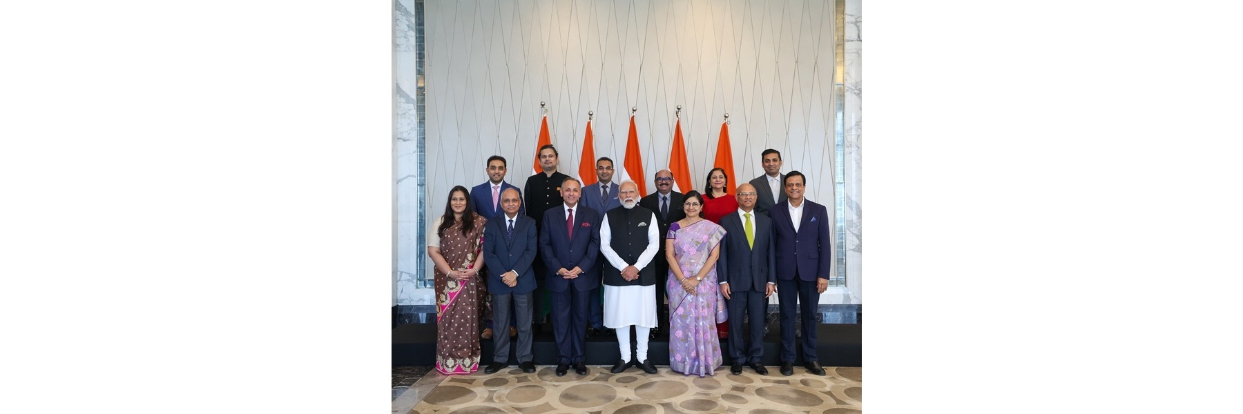 प्रधानमंत्री मलेशिया के कुआलालंपुर में भारत और मलेशिया के सीईओ के साथ समूह फोटो में।