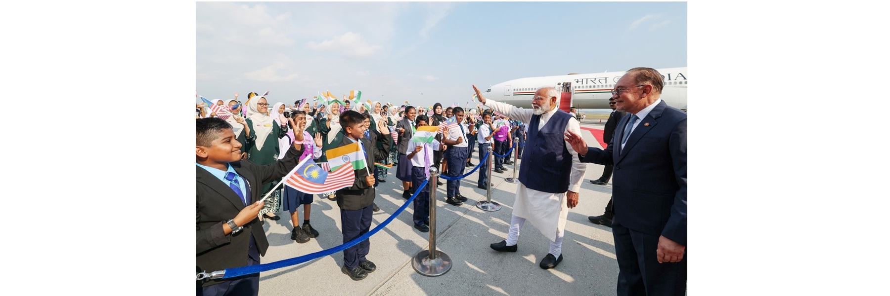 प्रधानमंत्री के मलेशिया के कुआलालंपुर हवाई अड्डे पर आगमन पर उनका गर्मजोशी से स्वागत किया गया।