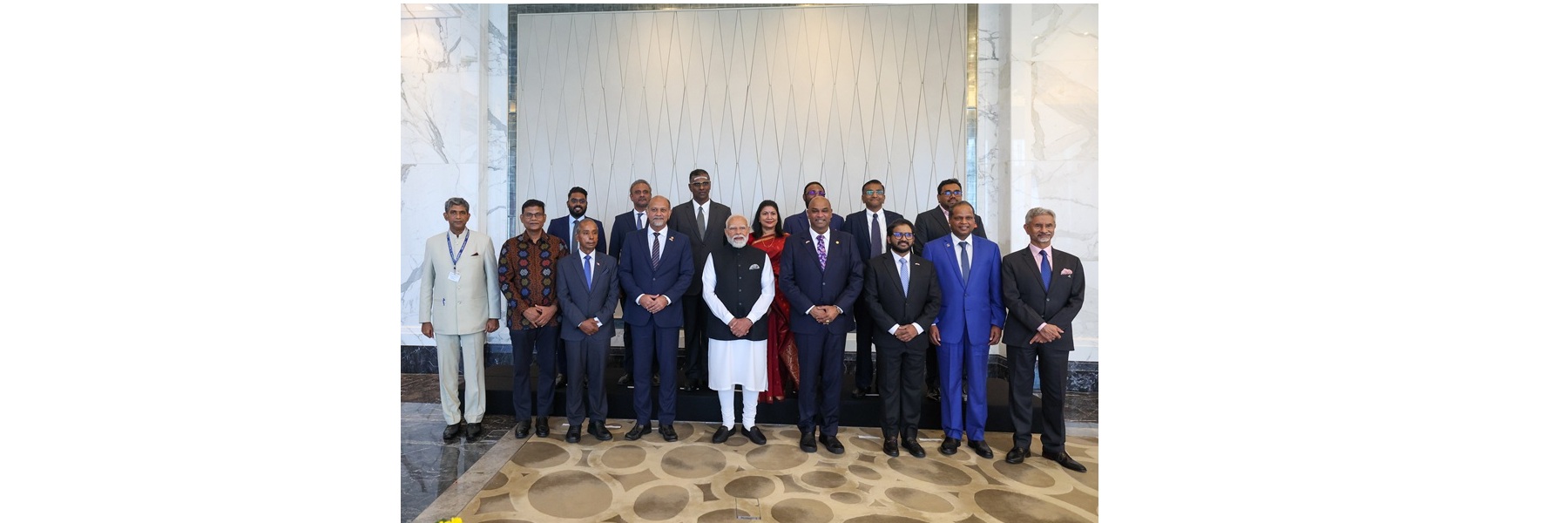 प्रधानमंत्री मलेशिया के कुआलालंपुर में पीआईओ नेताओं के साथ समूह फोटो में।