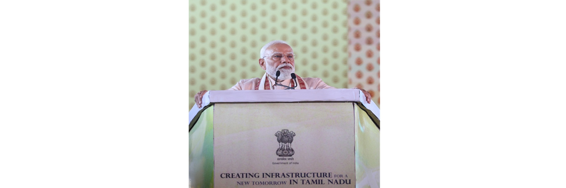 तमिलनाडु के तिरुचिरापल्ली में अनेक विकास परियोजनाओं की आधारशिला रखने, उद्घाटन करने, राष्ट्र को समर्पित करने और हरी झंडी दिखाने के अवसर पर प्रधानमंत्री सभा को संबोधित कर रहे हैं।