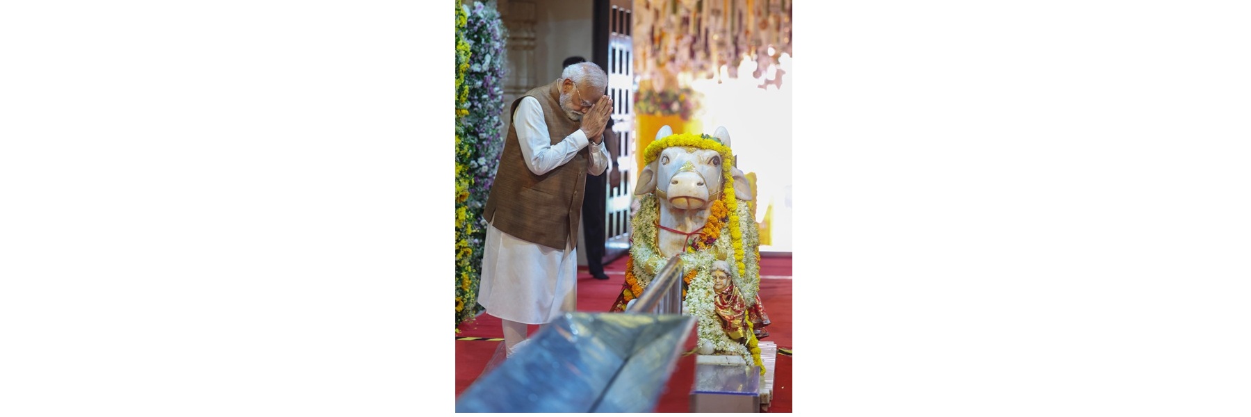 प्रधानमंत्री ने गुजरात के सोमनाथ मंदिर में प्रार्थना की और पूजा-अर्चना की।