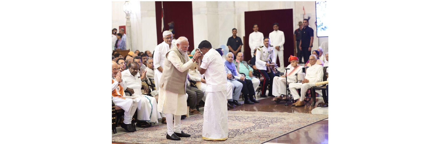  प्रधानमंत्री ने नई दिल्ली के राष्ट्रपति भवन में आयोजित नागरिक अलंकरण समारोह-I (पद्म पुरस्कार - 2026) में भाग लिया।