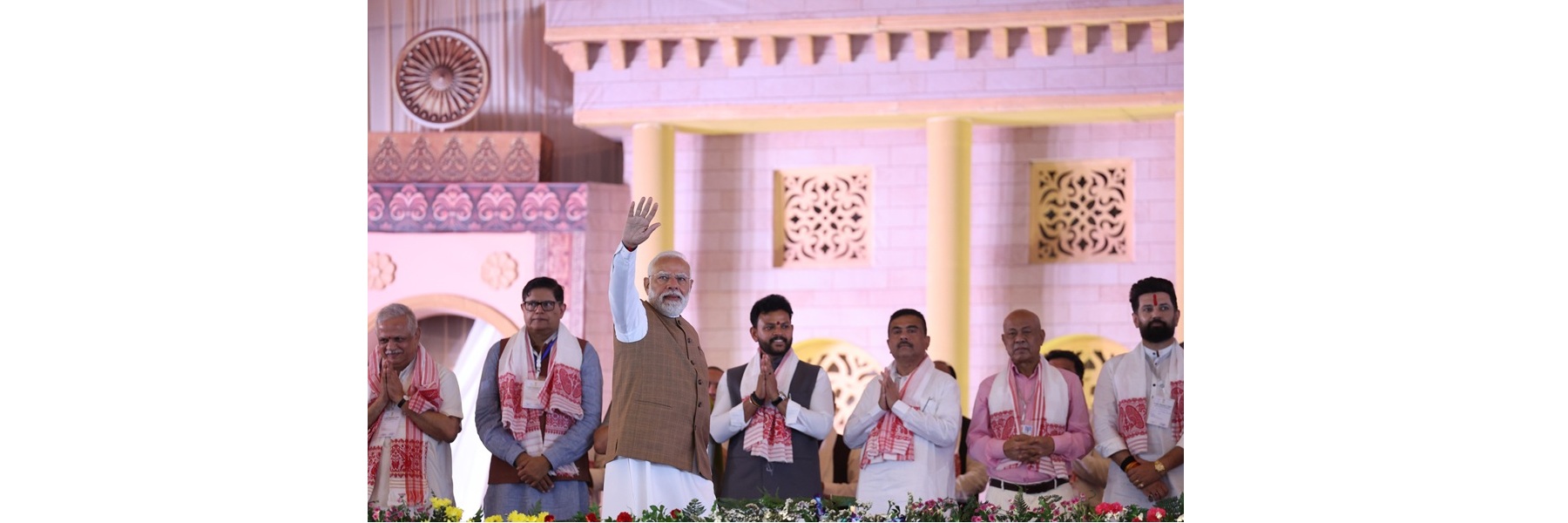 प्रधानमंत्री असम के गुवाहाटी में नई NDA सरकार के शपथ ग्रहण समारोह में शामिल हुए।