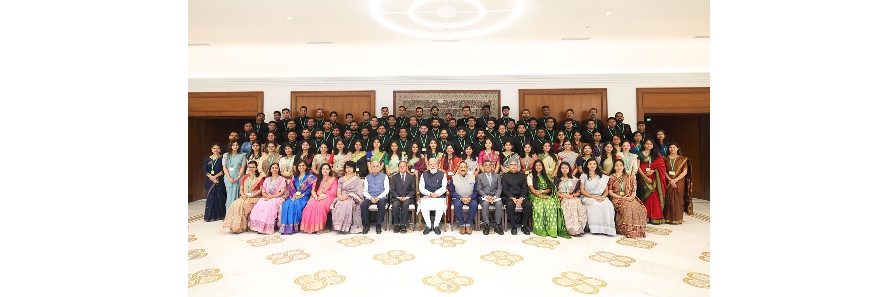 नई दिल्ली में आईएएस 2024 बैच के असिस्टेंट सेक्रेटरीज़ के साथ ग्रुप फ़ोटो में प्रधानमंत्री।