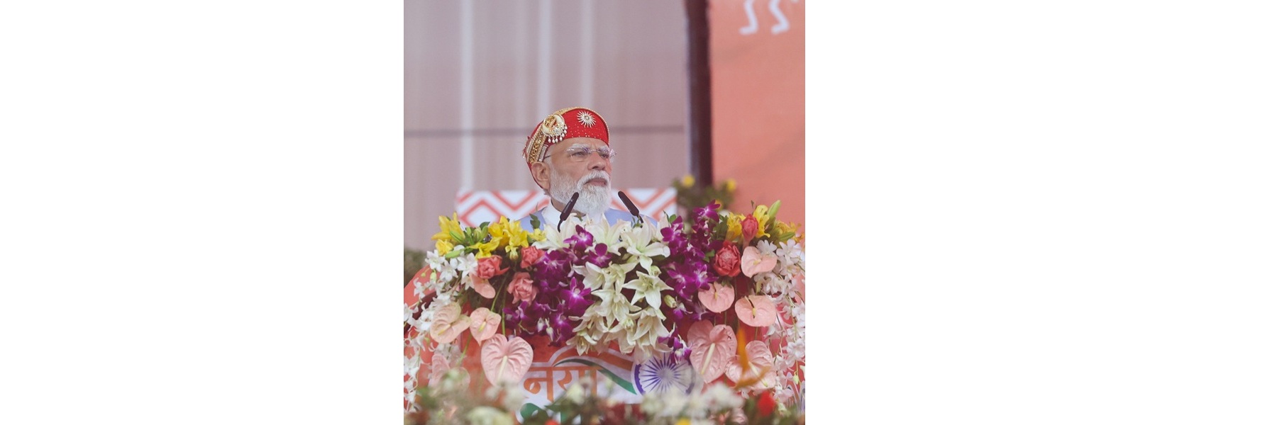 प्रधानमंत्री दमन में विभिन्न विकास परियोजनाओं की आधारशिला रखने, उद्घाटन करने और राष्ट्र को समर्पित करने के मौके पर सभा को संबोधित कर रहे हैं।