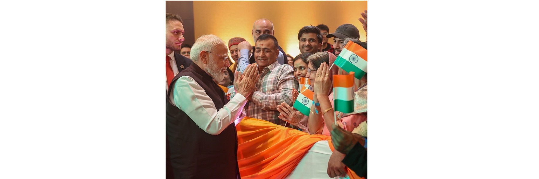स्लोवाकिया के ब्रातिस्लावा पहुंचने पर भारतीय समुदाय ने प्रधानमंत्री का गर्मजोशी से स्वागत किया।