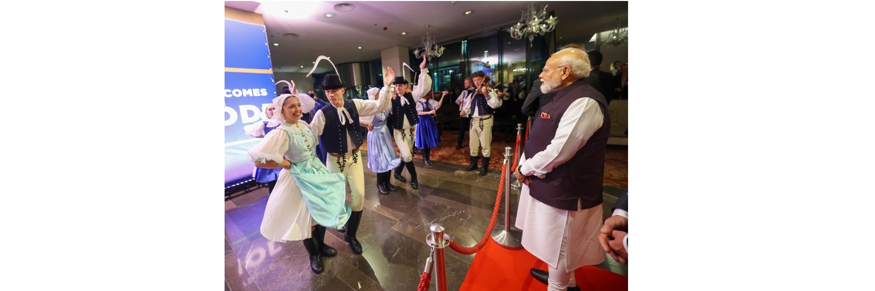 स्लोवाकिया के ब्रातिस्लावा पहुंचने पर भारतीय समुदाय ने प्रधानमंत्री का गर्मजोशी से स्वागत किया।