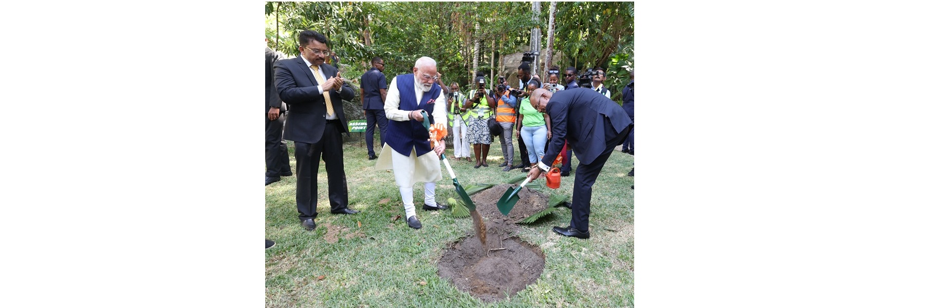 प्रधानमंत्री ने सेशेल्स के राष्ट्रपति डॉ. पैट्रिक हर्मीनी की उपस्थिति में सेशेल्स नेशनल बोटैनिकल गार्डन, सेशेल्स में दुर्लभ 'कोको डे मेर' पाम का पौधा लगाया।