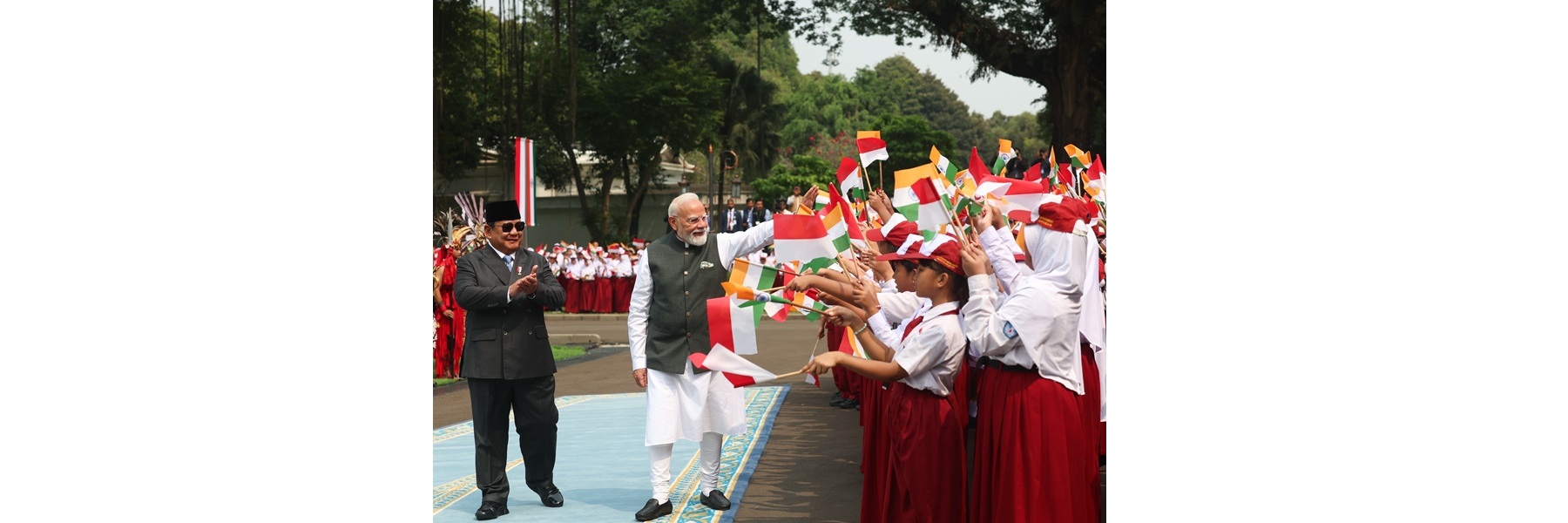 इंडोनेशिया के जकार्ता में अपने आधिकारिक कार्यक्रमों की शुरुआत करते हुए, प्रधानमंत्री का राष्ट्रपति भवन में भव्य औपचारिक स्वागत किया गया।