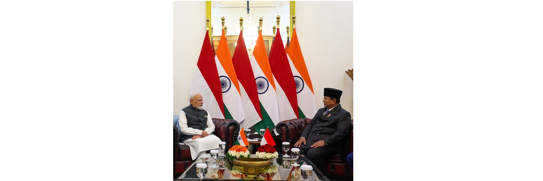 प्रधानमंत्री ने इंडोनेशिया के जकार्ता में राष्ट्रपति भवन में इंडोनेशिया गणराज्य के राष्ट्रपति श्री प्रबोवो सुबियांतो के साथ द्विपक्षीय बैठक की।