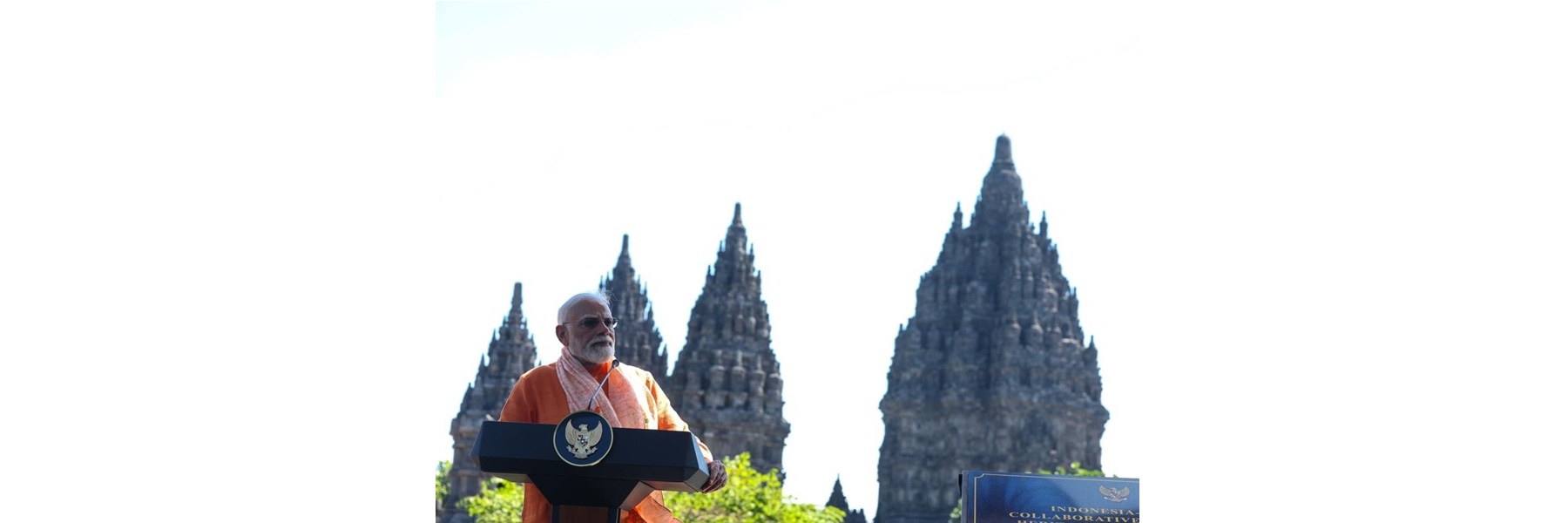 प्रधानमंत्री इंडोनेशिया में प्रम्बानन मंदिर संरक्षण परियोजना के शुभारंभ के अवसर पर संबोधित कर रहे हैं।