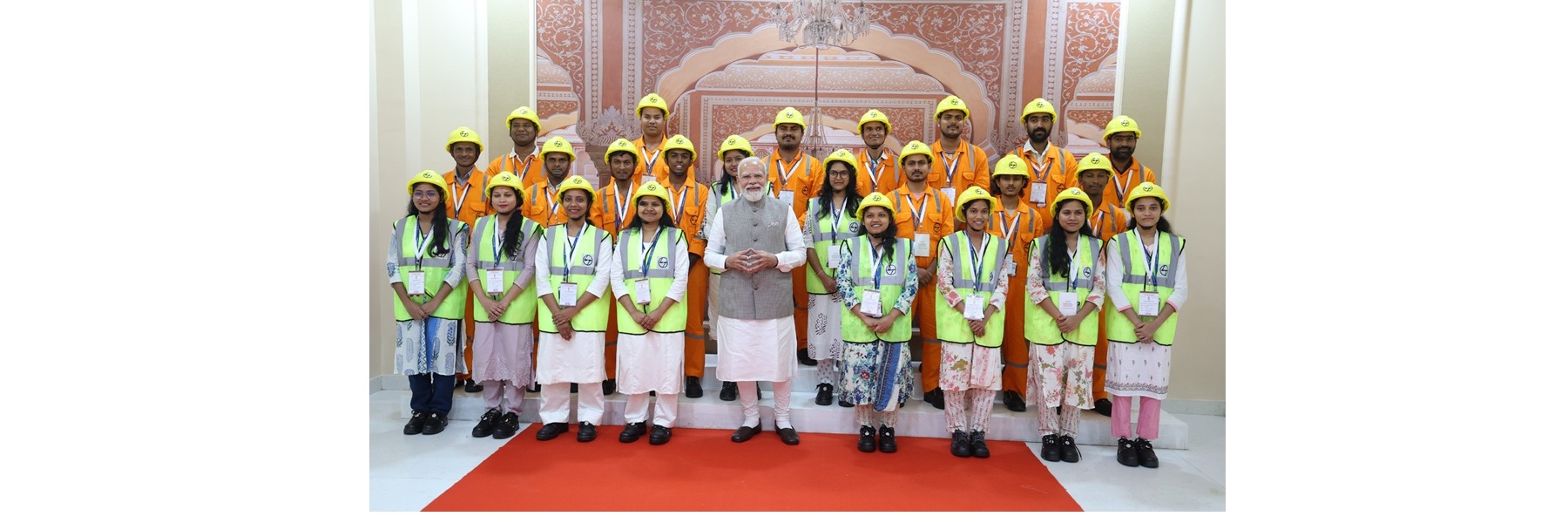 प्रधानमंत्री ने राजस्थान के बालोतरा जिले के पचपदरा स्थित रिफाइनरी के मुख्य नियंत्रण कक्ष का दौरा कर उसके संचालन की समीक्षा की और रिफाइनरी कर्मियों से बातचीत की।
