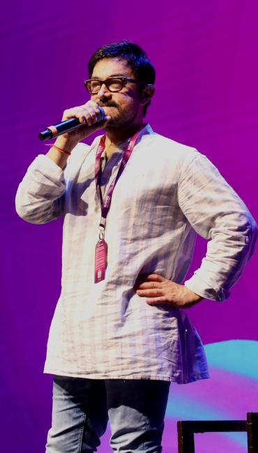 मुंबई में आयोजित वेव्स 2025 में टेड सारंडोस, सैफ अली खान और आमिर खान ने कहानी कहने, स्ट्रीमिंग और अभिनय पर प्रेरक वार्ता के माध्यम से भारत की रचनात्मक शक्ति पर प्रकाश डाला और वैश्विक-भारतीय कलात्मक सहयोग का जश्न मनाया।