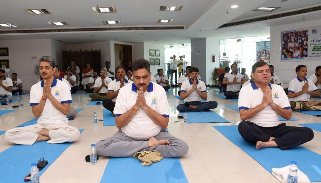 सूचना एवं प्रसारण मंत्रालय के सचिव श्री संजय जाजू ने 21 जून, 2025 को नई दिल्ली स्थित राष्ट्रीय मीडिया केंद्र में 11वें अंतर्राष्ट्रीय योग दिवस समारोह में भाग लिया।
