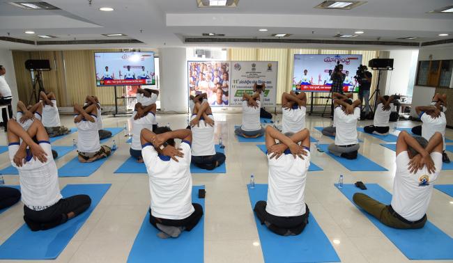 सूचना एवं प्रसारण मंत्रालय के सचिव श्री संजय जाजू ने 21 जून, 2025 को नई दिल्ली स्थित राष्ट्रीय मीडिया केंद्र में 11वें अंतर्राष्ट्रीय योग दिवस समारोह में भाग लिया।