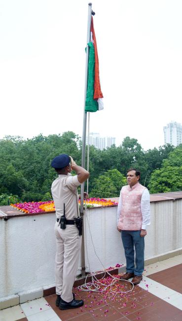 The Principal Director General, Press Information Bureau, Shri Dhirendra Ojha hoisting the National Flag (Tiranga) on the occasion of 79th Independence Day celebrations at National Media Centre, in New Delhi on August 15, 2025.