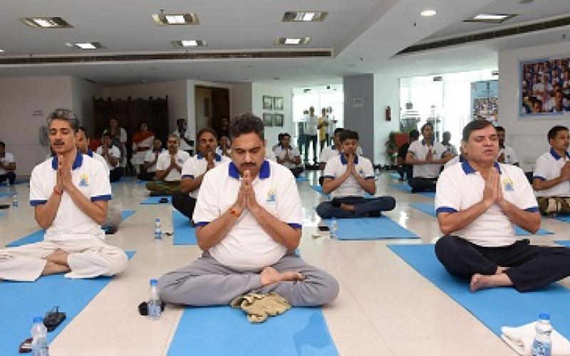 सूचना एवं प्रसारण मंत्रालय के सचिव श्री संजय जाजू ने 21 जून, 2025 को नई दिल्ली स्थित राष्ट्रीय मीडिया केंद्र में 11वें अंतर्राष्ट्रीय योग दिवस समारोह में भाग लिया।