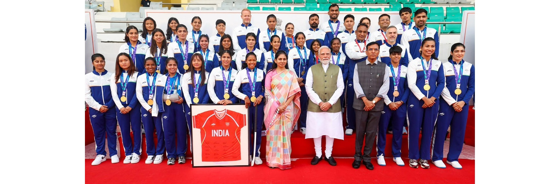 नई दिल्ली में एशियाई खेल 2026 के लिए भारतीय दल के साथ समूह तस्वीर में प्रधानमंत्री