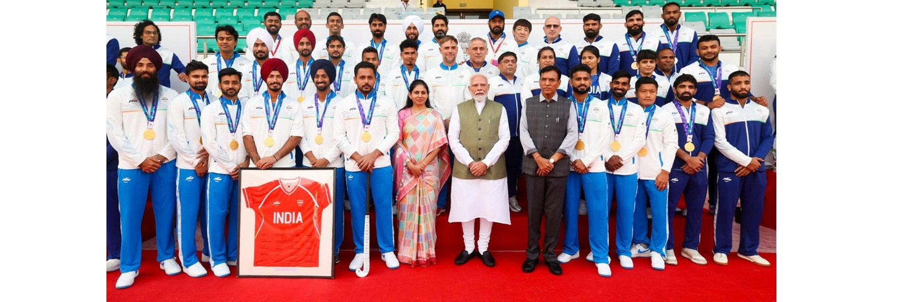 नई दिल्ली में एशियाई खेल 2026 के लिए भारतीय दल के साथ समूह तस्वीर में प्रधानमंत्री