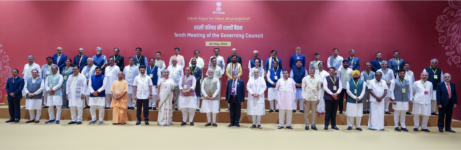 PM in a group photograph during the 10th Governing Council Meeting of NITI Aayog, in New Delhi