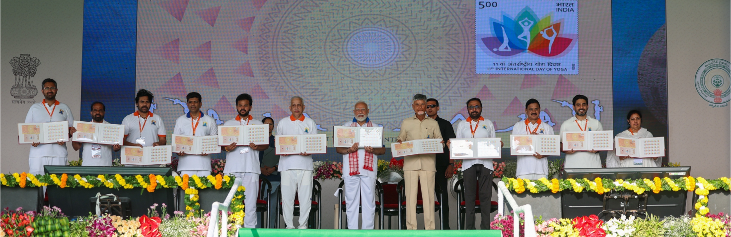 प्रधानमंत्री ने आंध्र प्रदेश के विशाखापत्तनम में 11वें अंतर्राष्ट्रीय योग दिवस के उपलक्ष्य में एक विशेष डाक टिकट जारी किया