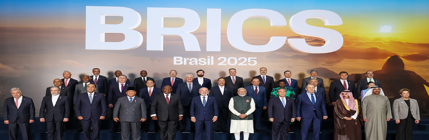 PM in a family photograph with Members, Partners and Outreach invitees on the sidelines of 17th BRICS Summit at Rio de Janeiro, in Brazil