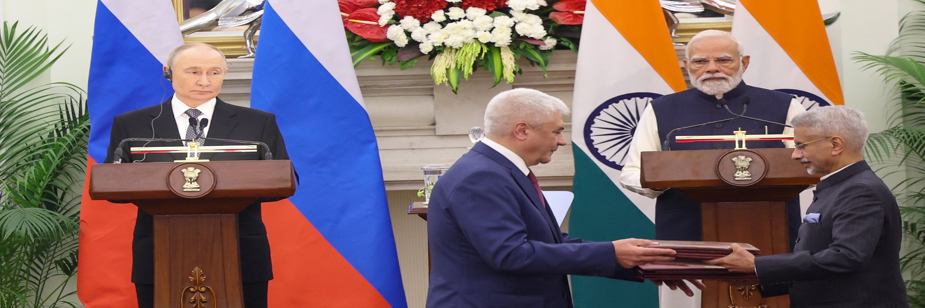 PM and the President of Russia, Mr. Vladimir Putin witnessing the Exchange of MoUs between India and Russia in Hyderabad House, New Delhi